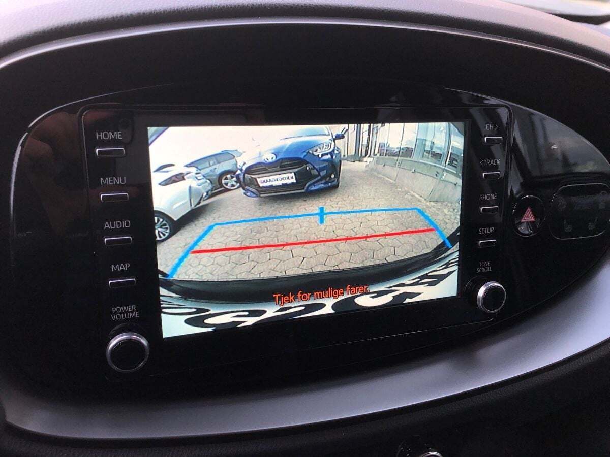 Sølv Toyota Aygo X fra 2022