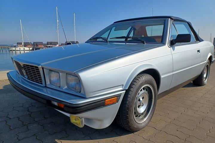 Sølv Maserati BiTurbo Spyder fra 1986