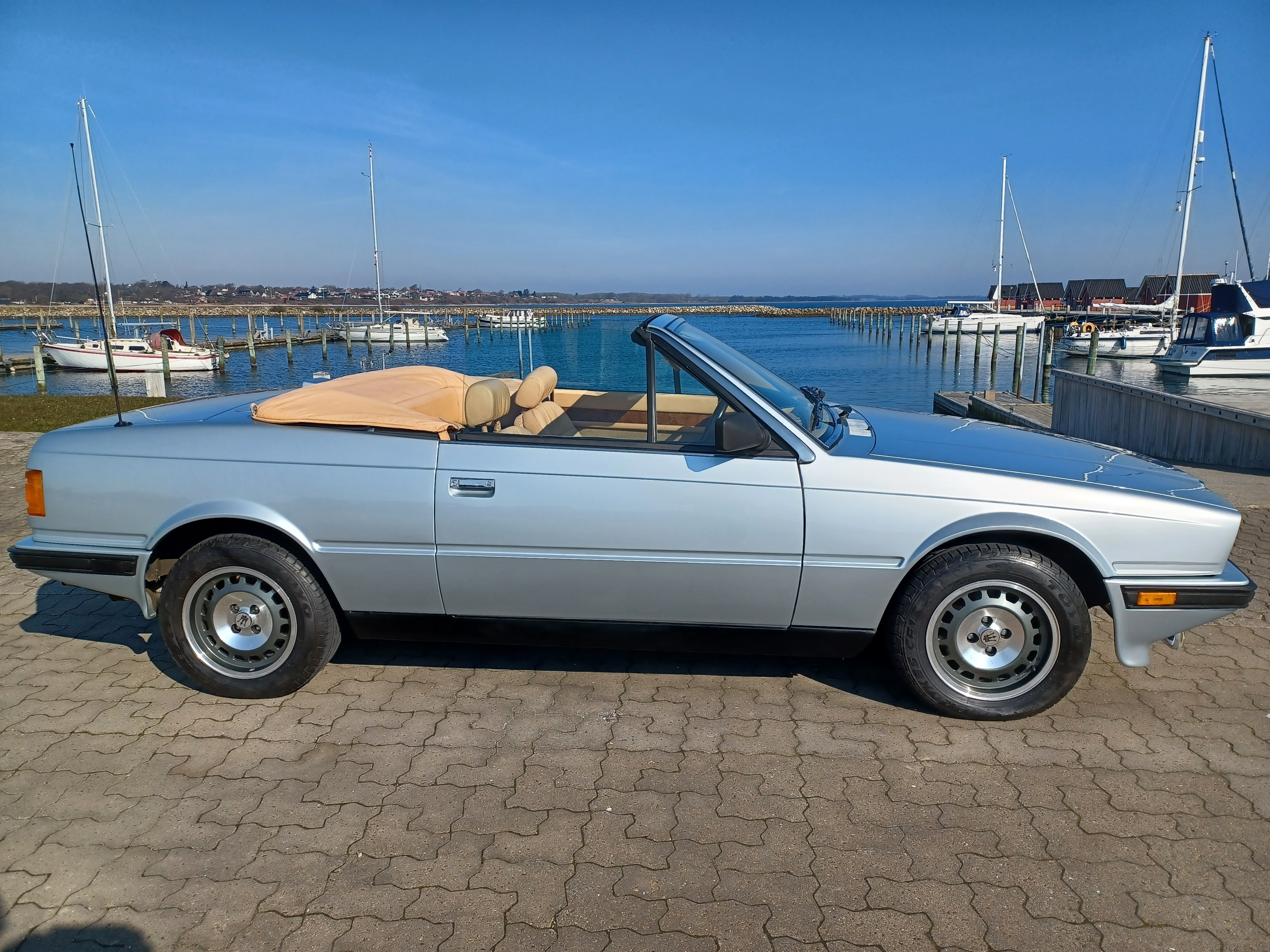 Sølv Maserati BiTurbo Spyder fra 1986