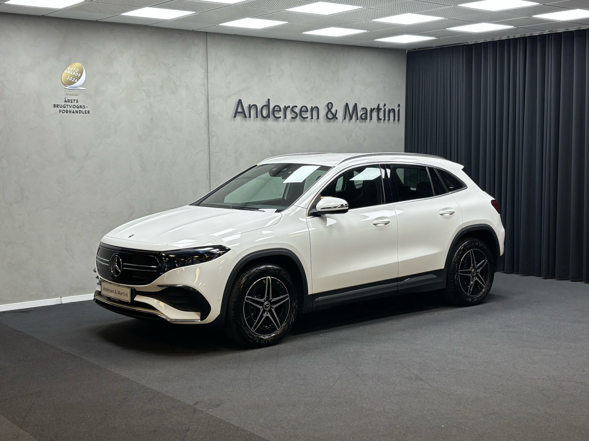 Hvid Mercedes EQA 250 fra 2023 set udefra