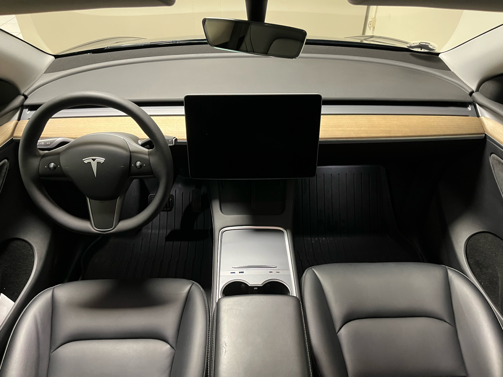 Sort Tesla Model Y fra 2023