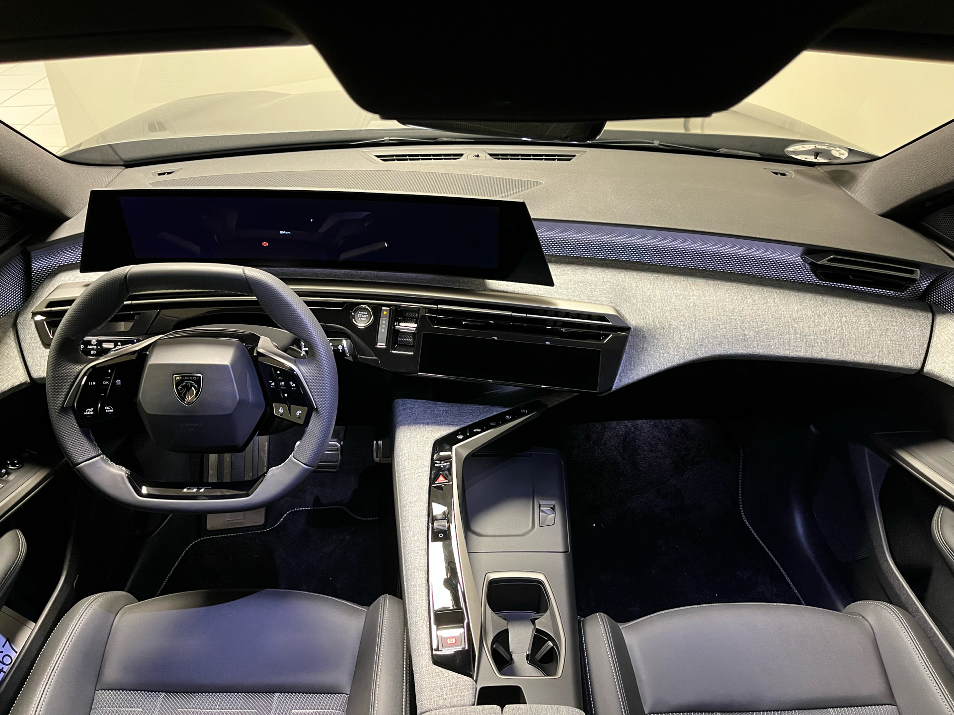 Grå Peugeot e-5008 fra 2025