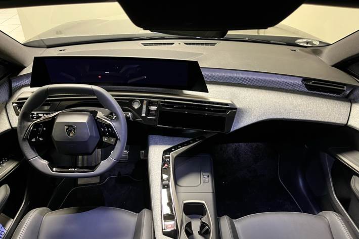 Grå Peugeot e-5008 fra 2025 set indefra