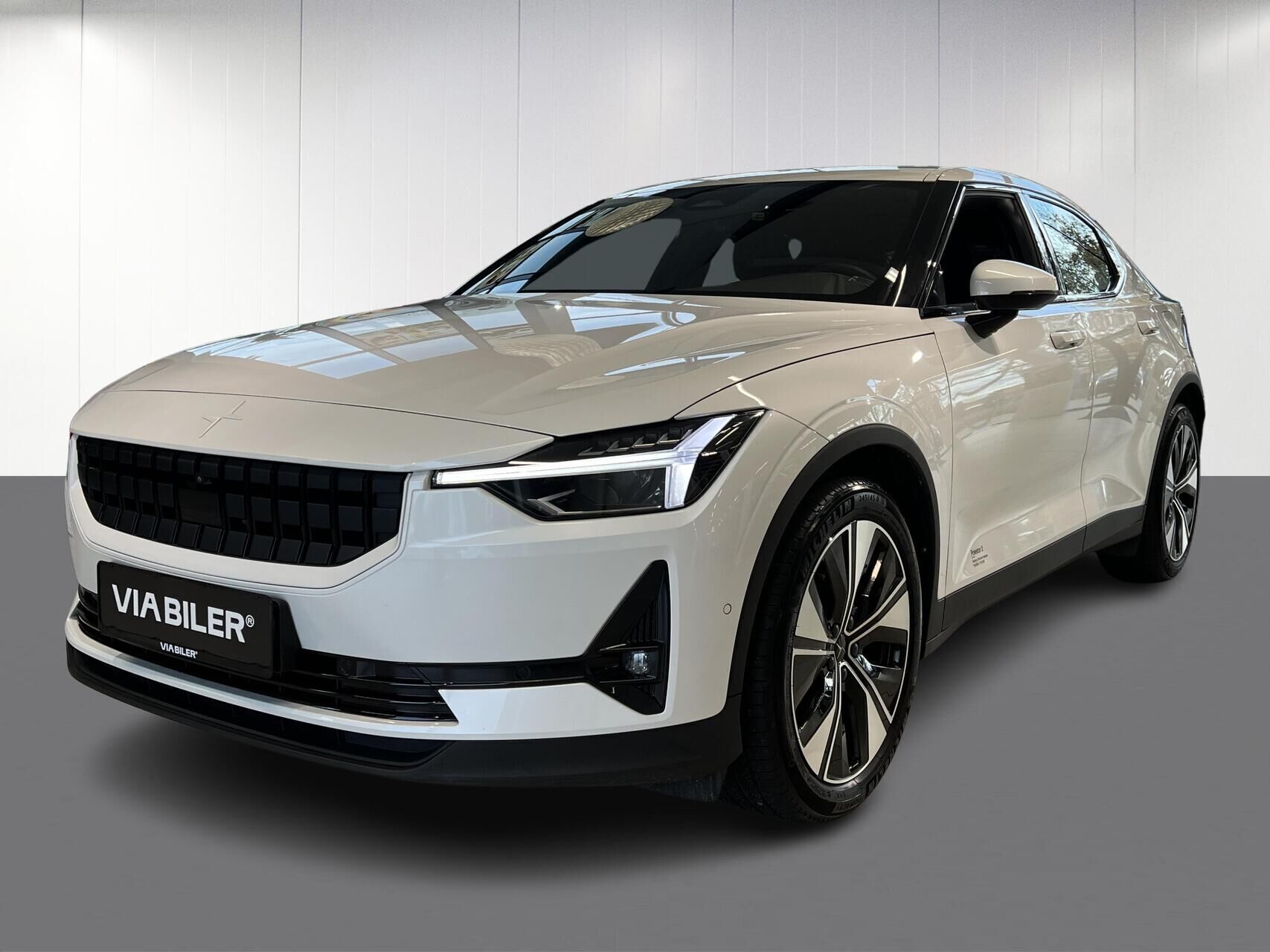 Hvid Polestar 2 fra 2022 set udefra
