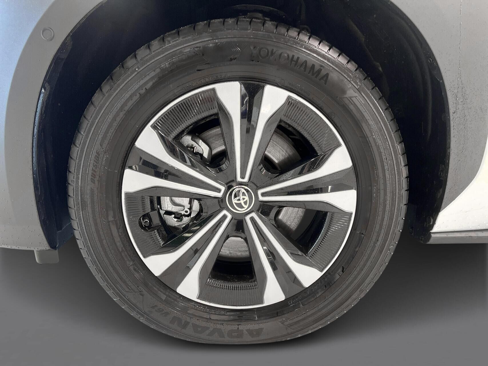 Hvid Toyota BZ4X fra 2025