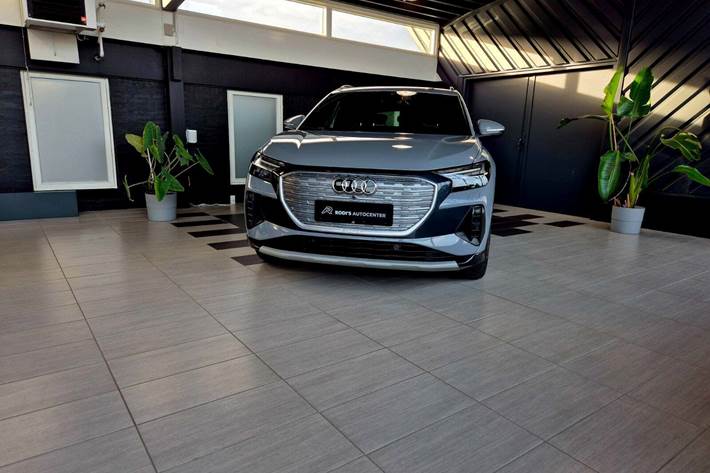 Grå Audi Q4 e-tron fra 2024