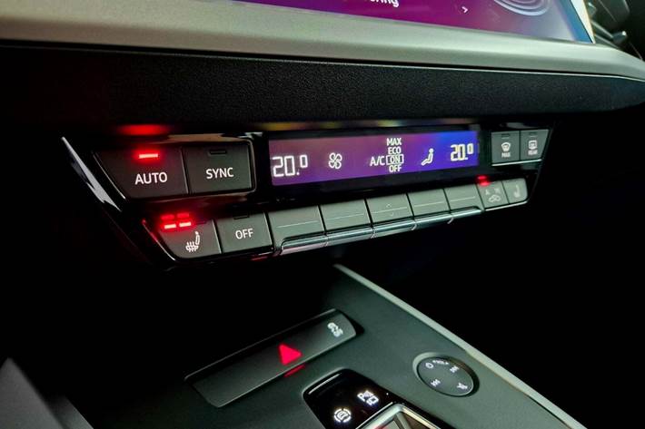 Grå Audi Q4 e-tron fra 2024