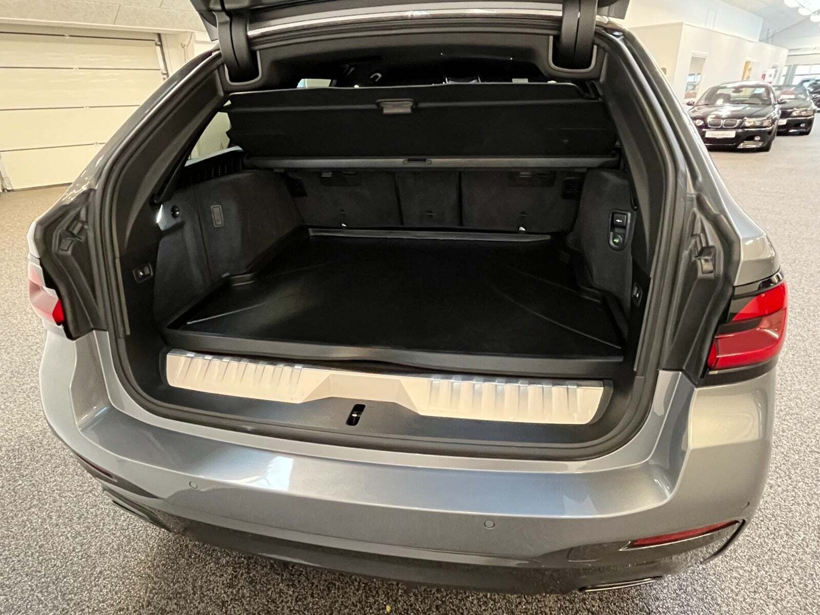 Grå BMW 530e fra 2023