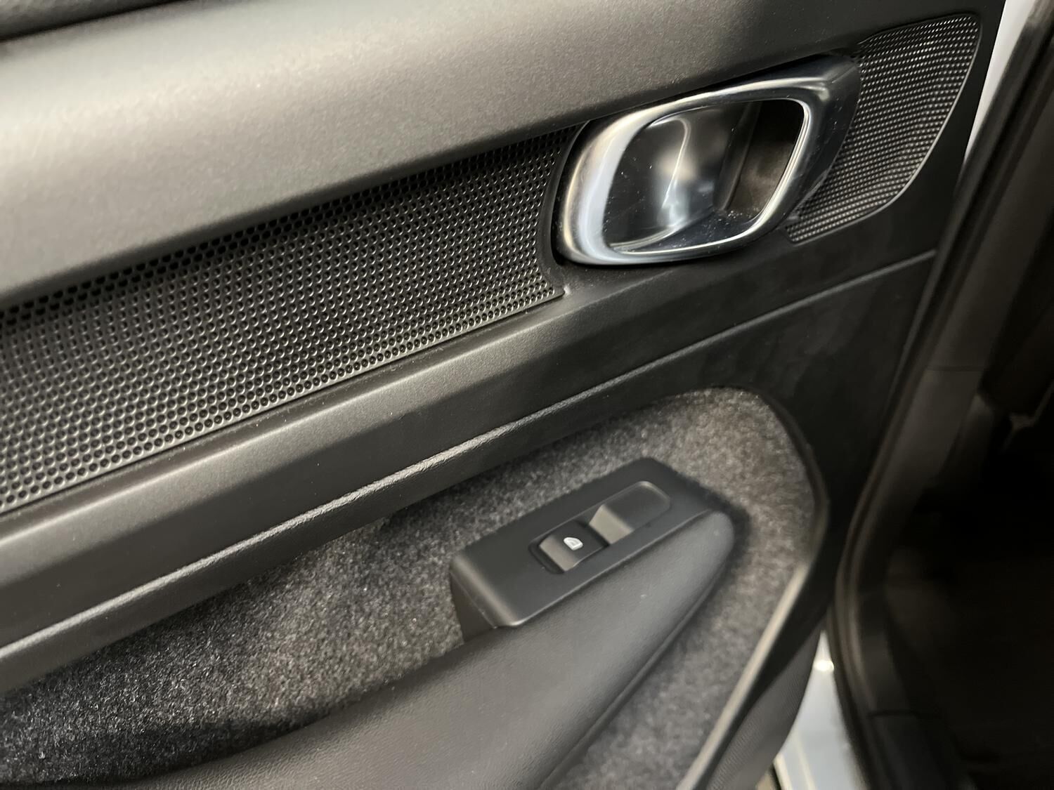 Beige Volvo EC40 fra 2024