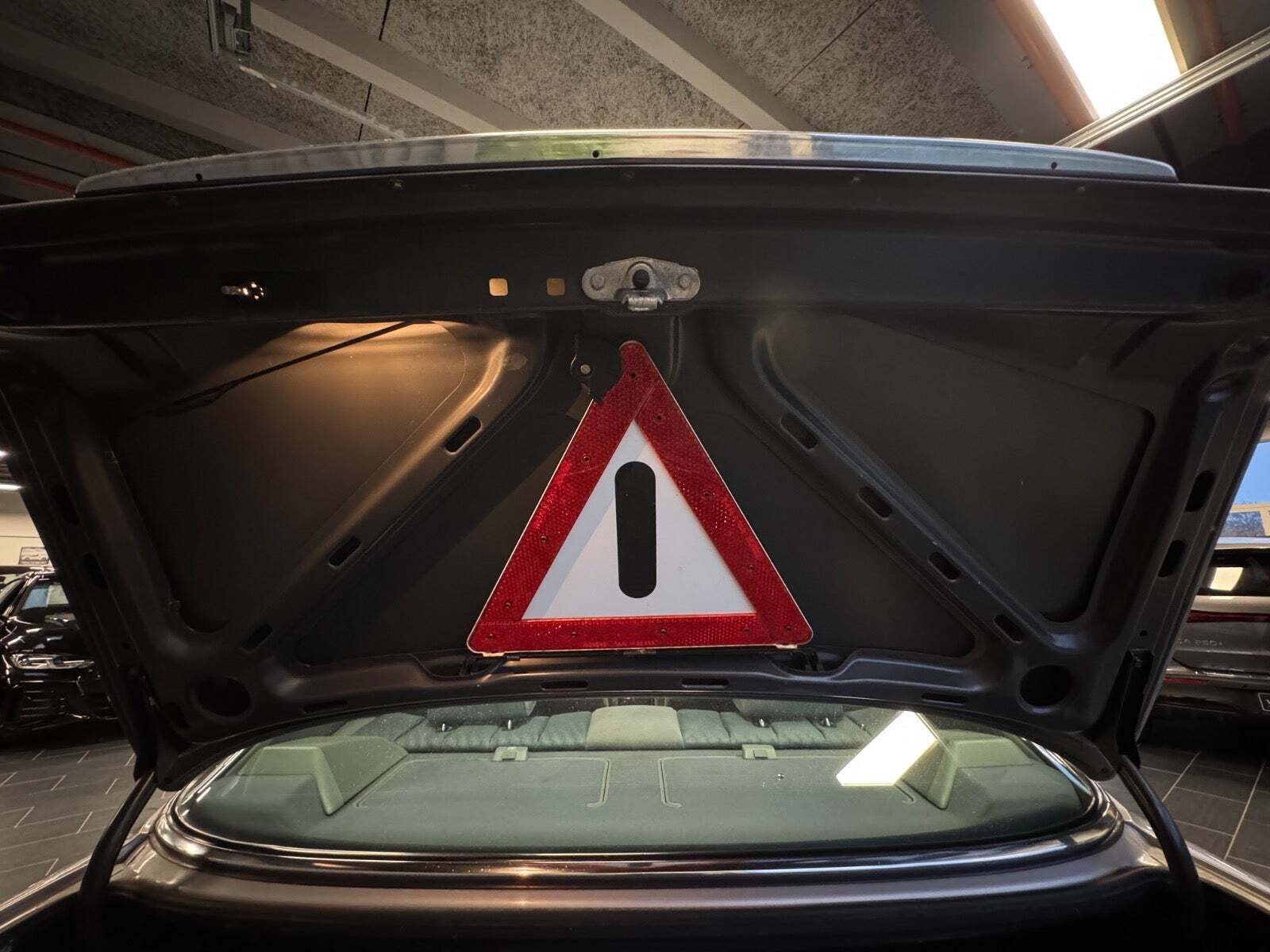 Sølv Mercedes 420 SE fra 1990 set udefra