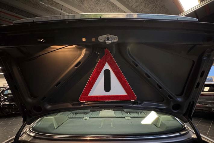 Sølv Mercedes 420 SE fra 1990 set udefra