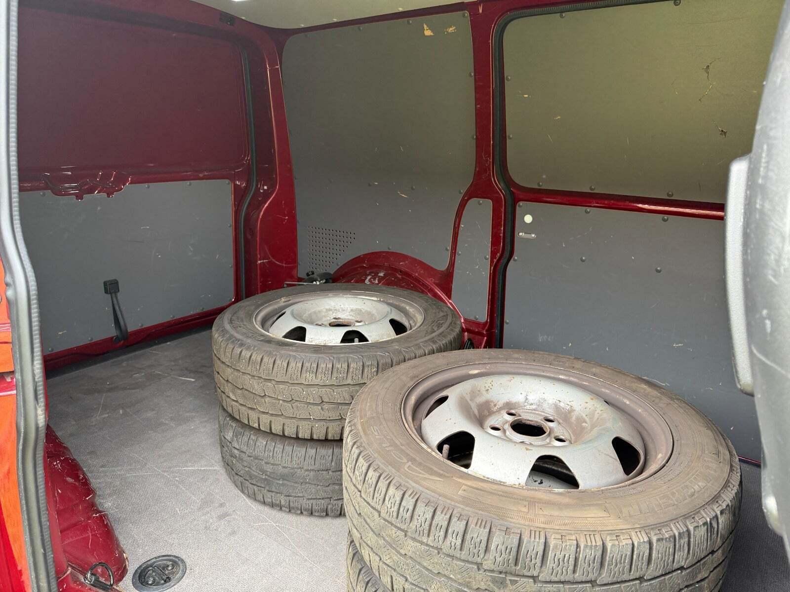 Rød VW Transporter fra 2021