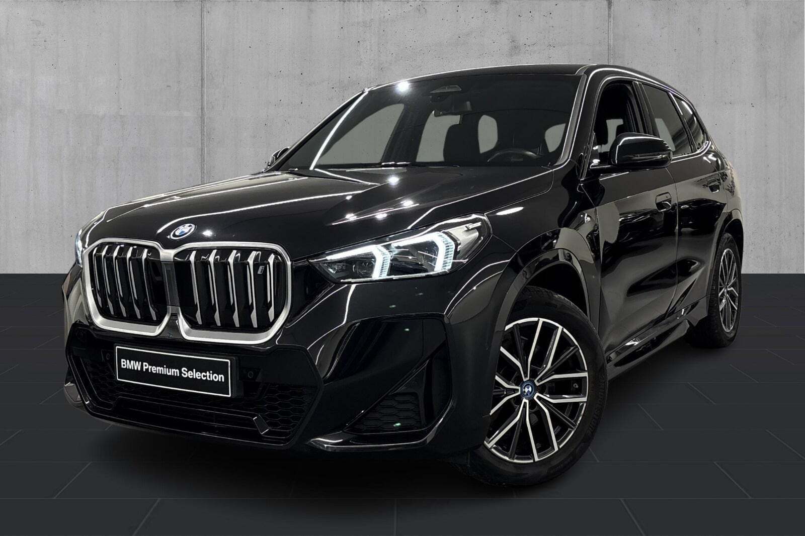 Sort BMW iX1 fra 2023 set udefra