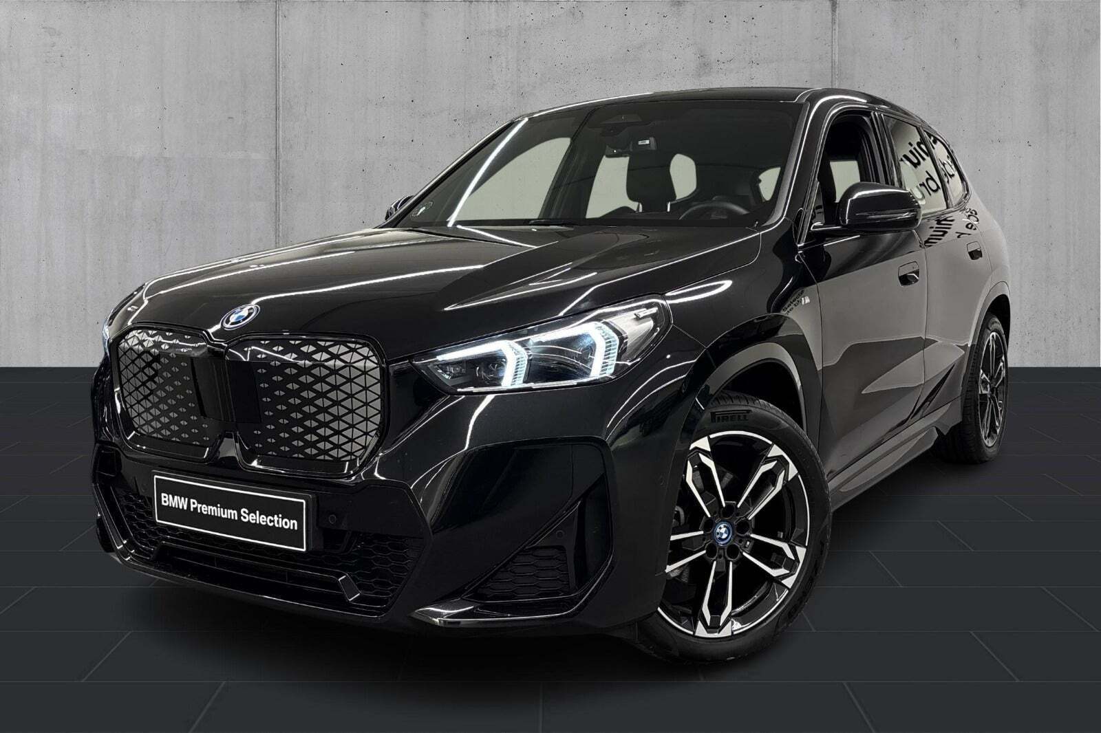 Sort BMW iX1 fra 2024 set udefra