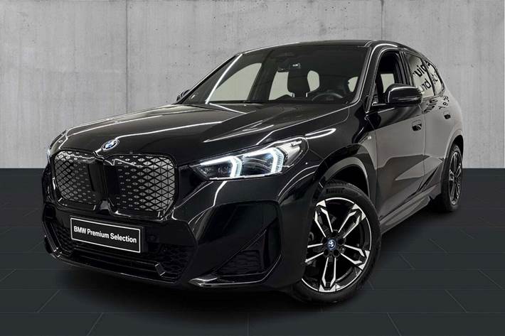 Sort BMW iX1 fra 2024 set udefra