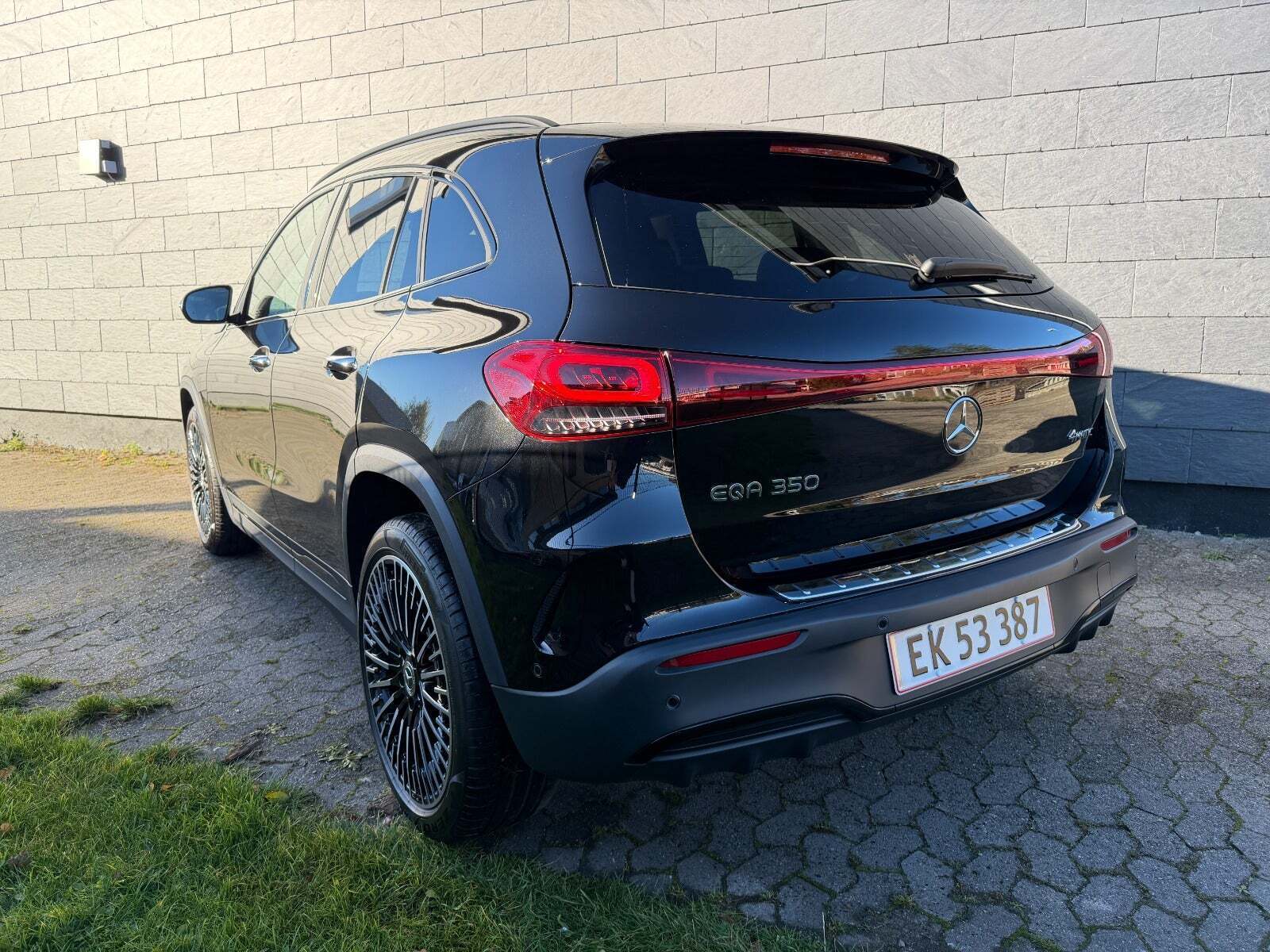 Sort Mercedes EQA350 fra 2022