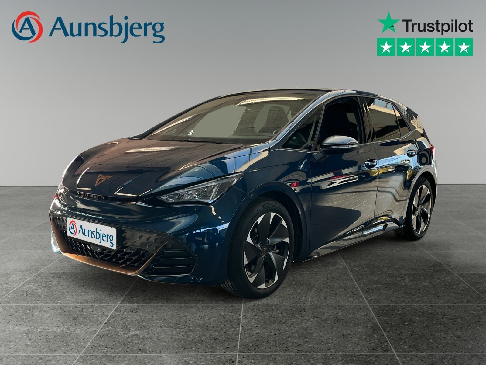 Blå Cupra Born fra 2024 set udefra