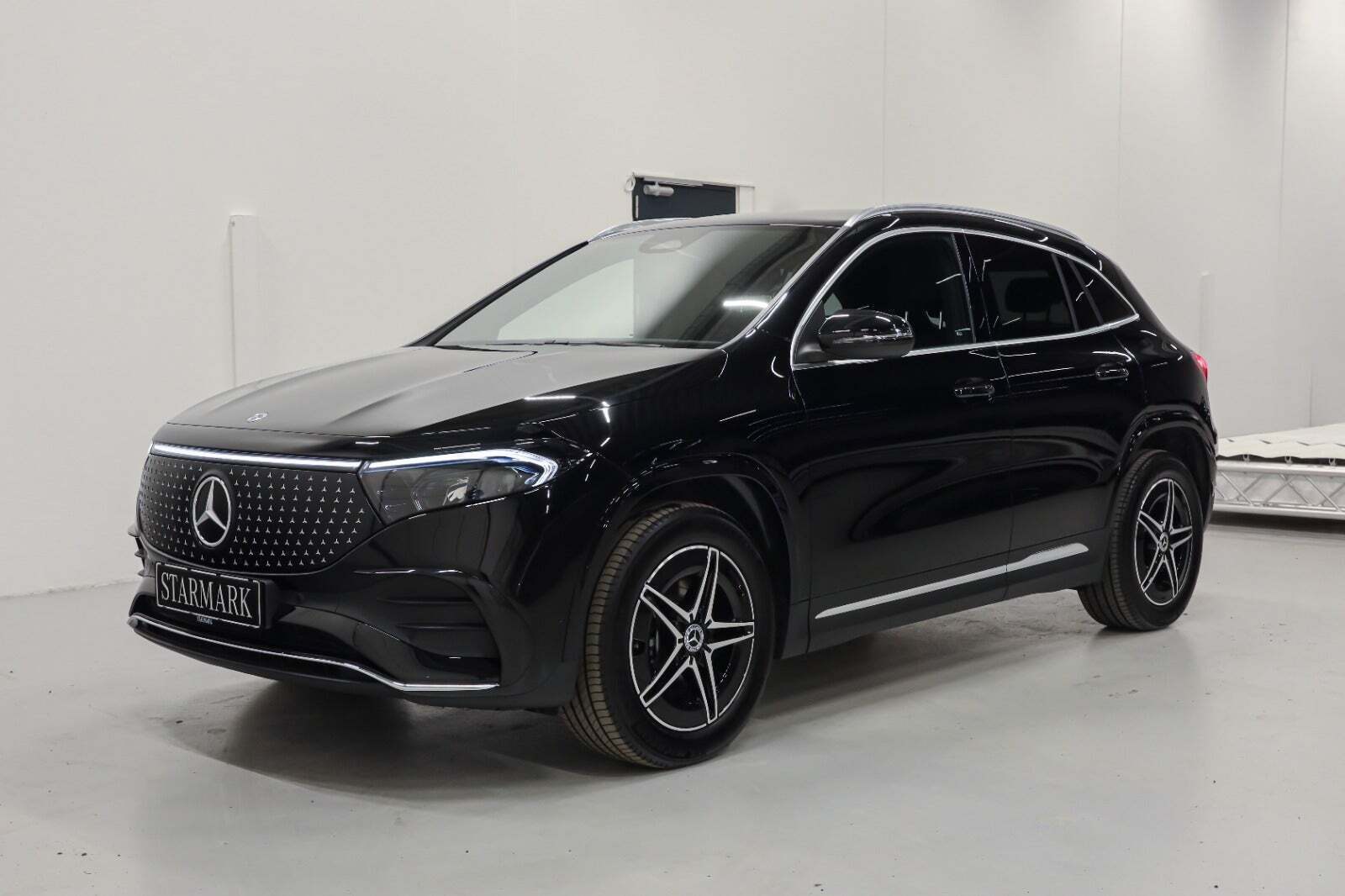 Sort Mercedes EQA250+ fra 2024 set udefra