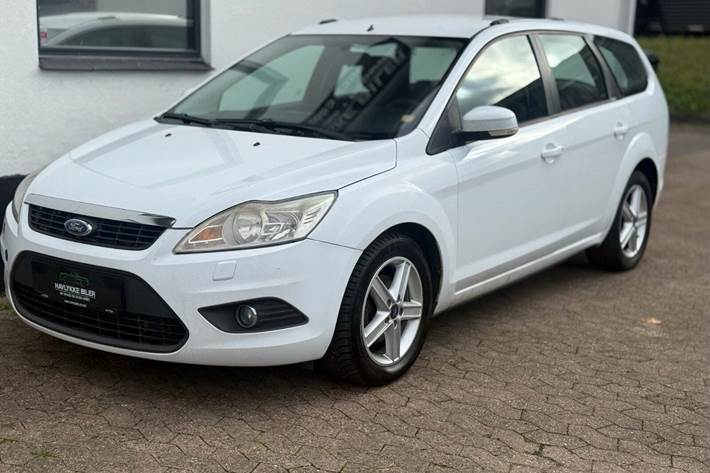 Hvid Ford Focus fra 2008 set udefra