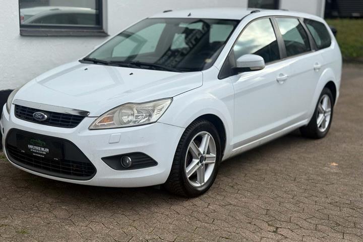 Hvid Ford Focus fra 2008 set udefra