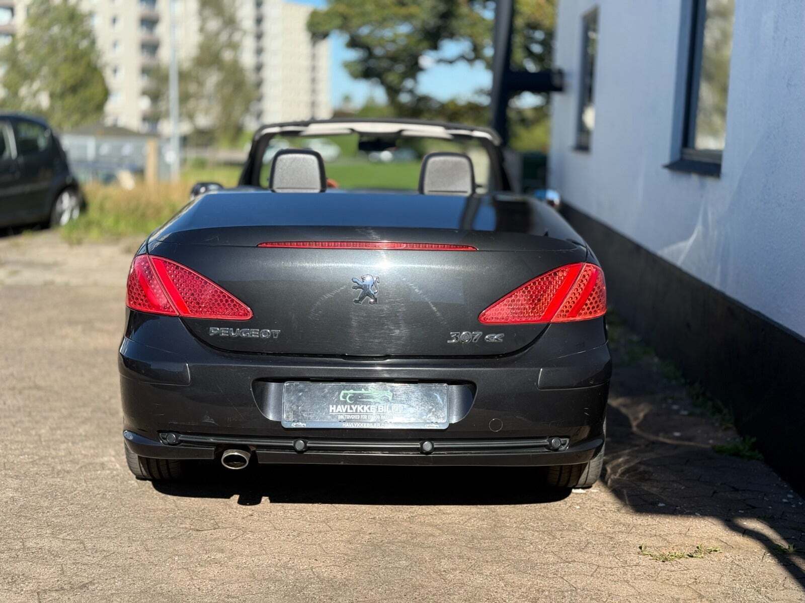 Sort Peugeot 307 fra 2004 set udefra