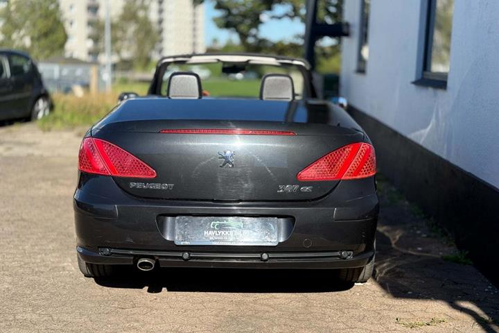Sort Peugeot 307 fra 2004 set udefra