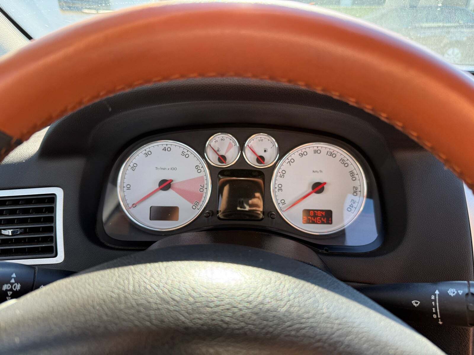 Sort Peugeot 307 fra 2004 set indefra