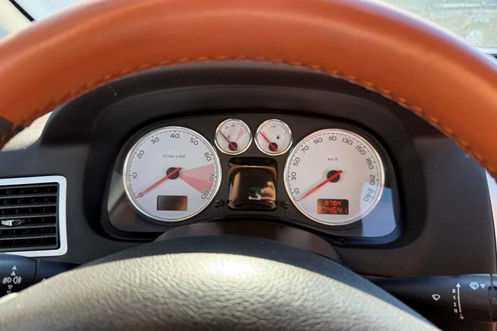 Sort Peugeot 307 fra 2004 set indefra