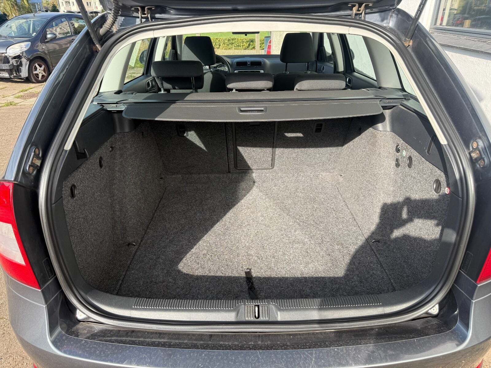 Sort Skoda Octavia fra 2011