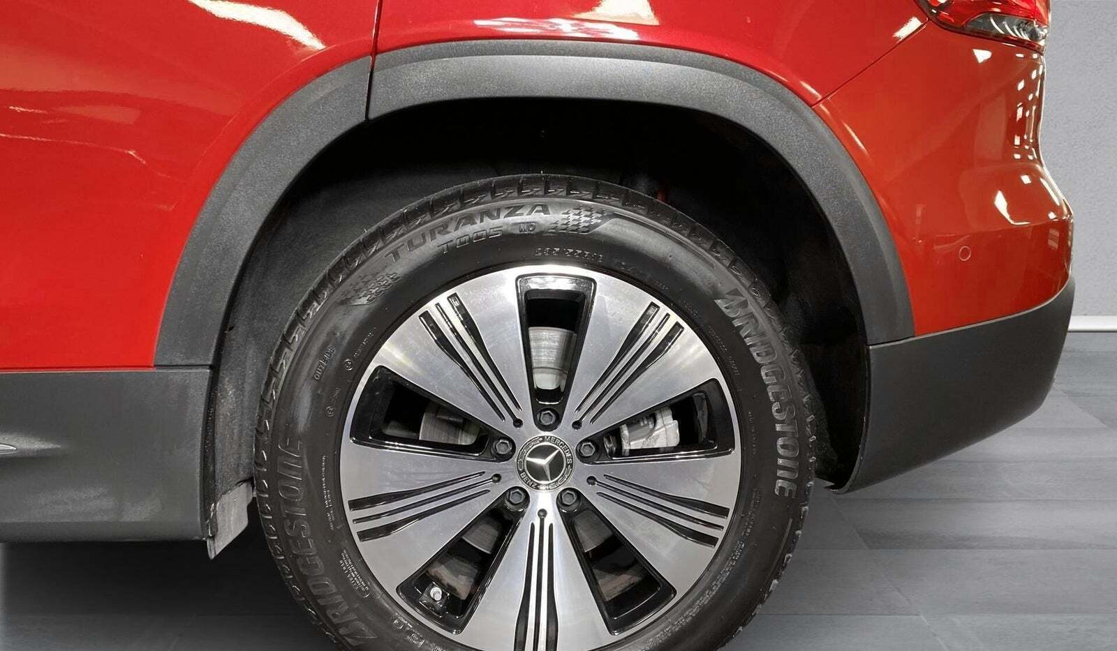 Rød Mercedes EQB250 fra 2022