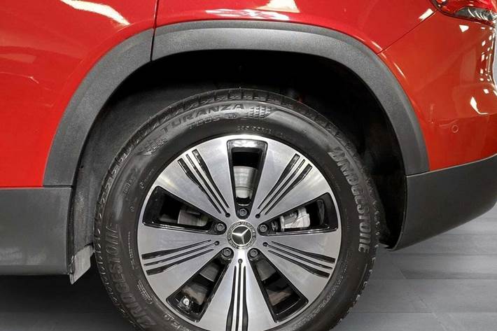 Rød Mercedes EQB250 fra 2022