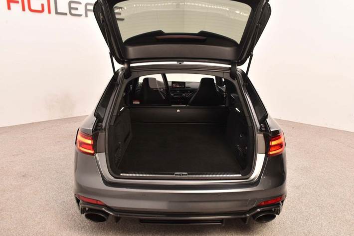 Grå Audi RS4 fra 2018