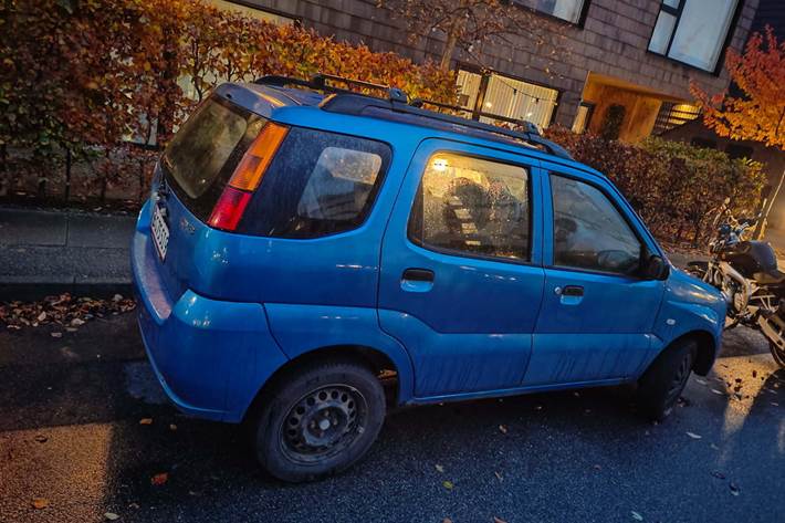 Blå Suzuki Ignis fra 2005