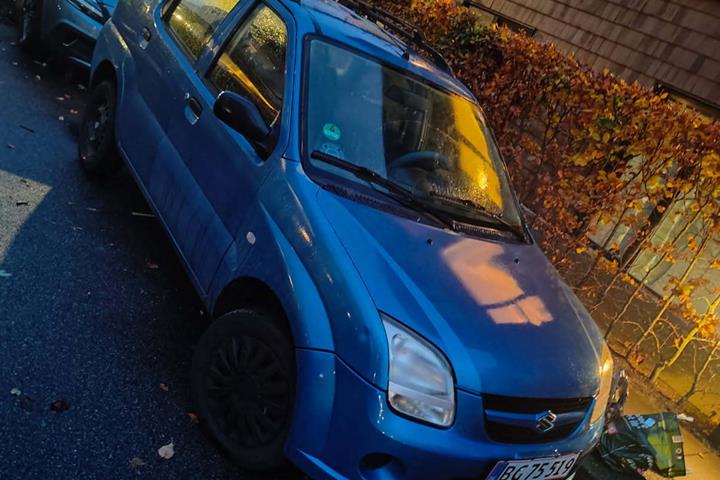 Blå Suzuki Ignis fra 2005