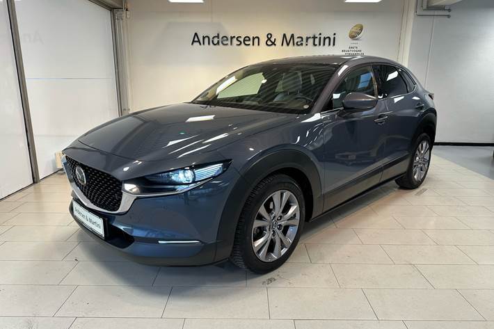 Blå Mazda CX-30 fra 2019 set udefra