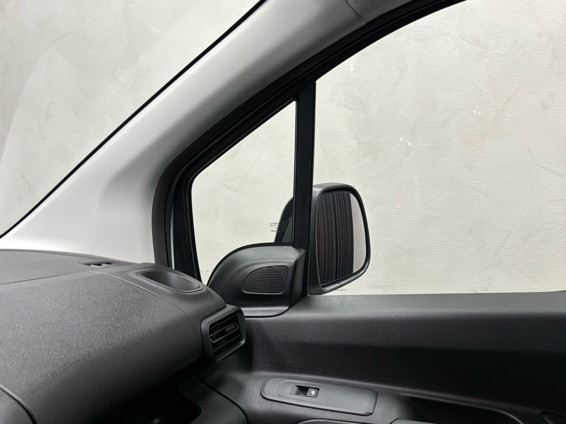 Hvid Opel Combo-e fra 2024