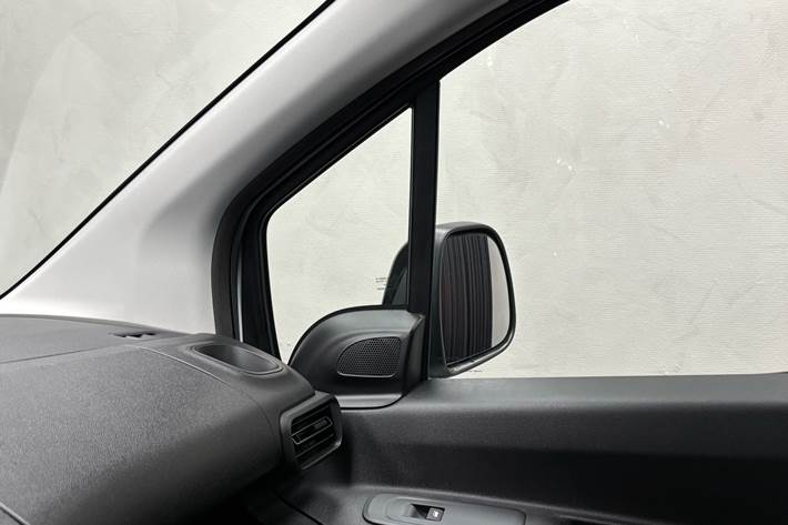 Hvid Opel Combo-e fra 2024