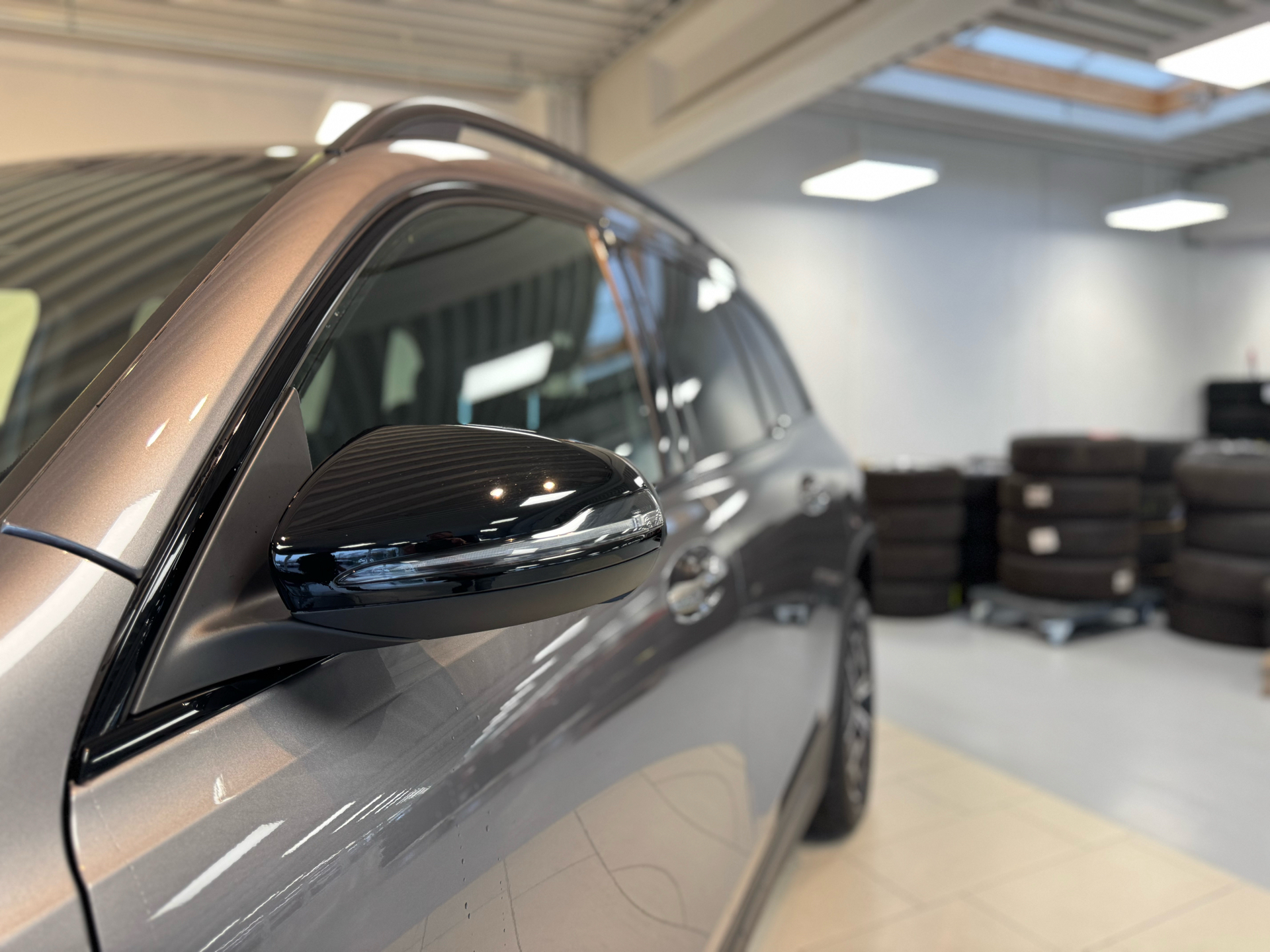 Grå Mercedes EQB 300 fra 2023