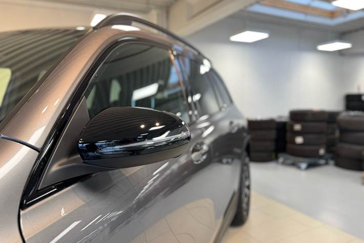 Grå Mercedes EQB 300 fra 2023