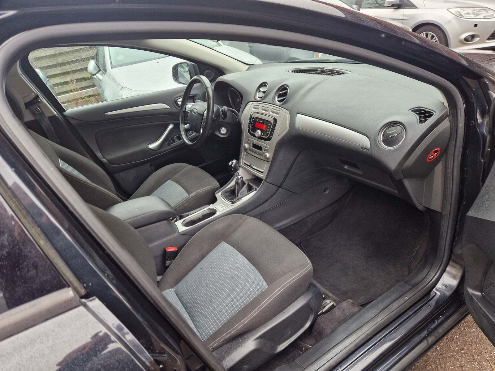 Sort Ford Mondeo fra 2009