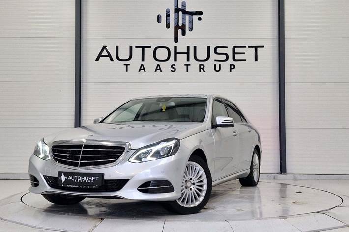 Sølv Mercedes E220 fra 2014 set udefra
