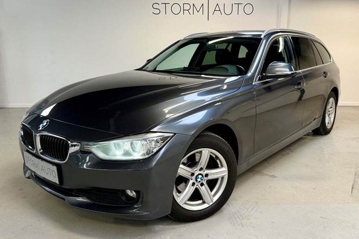 Grå BMW 320d fra 2012 set udefra