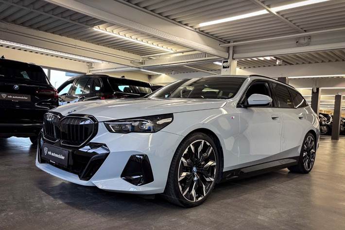 Grå BMW i5 fra 2025 set udefra