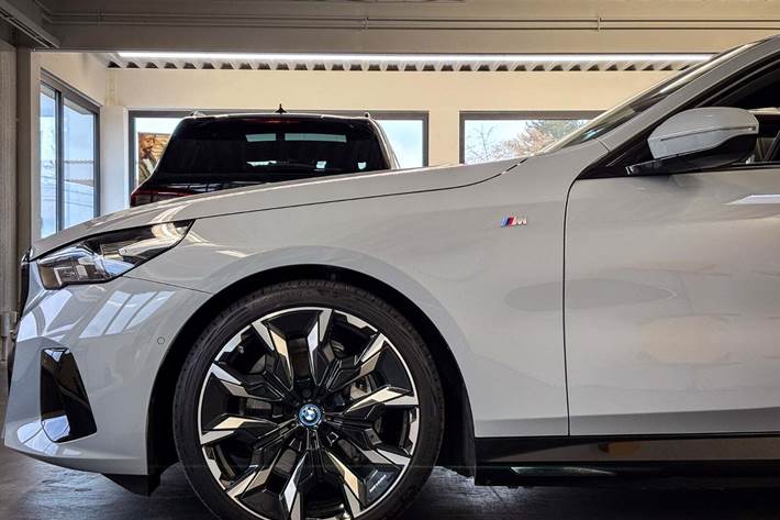 Grå BMW i5 fra 2025