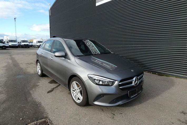 Grå Mercedes B220 d fra 2020 set udefra