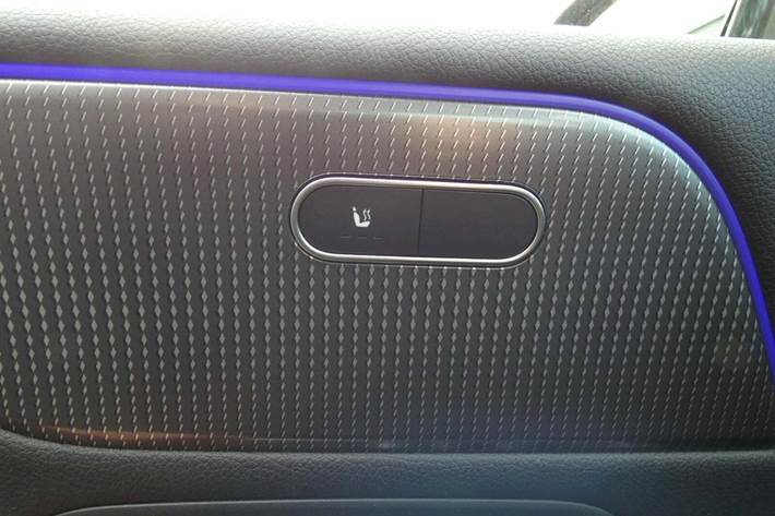 Grå Mercedes B220 d fra 2020 set indefra