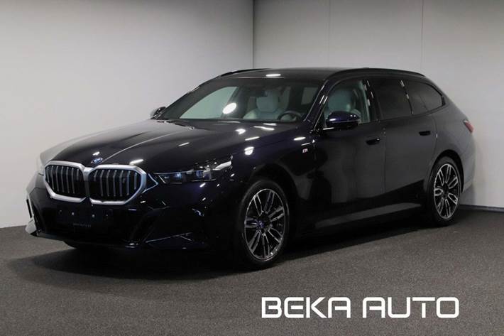 Sort BMW i5 fra 2024 set udefra