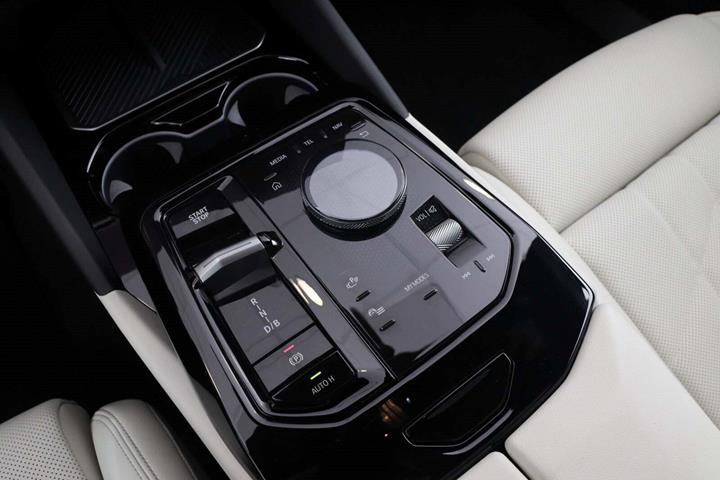 Sort BMW i5 fra 2024