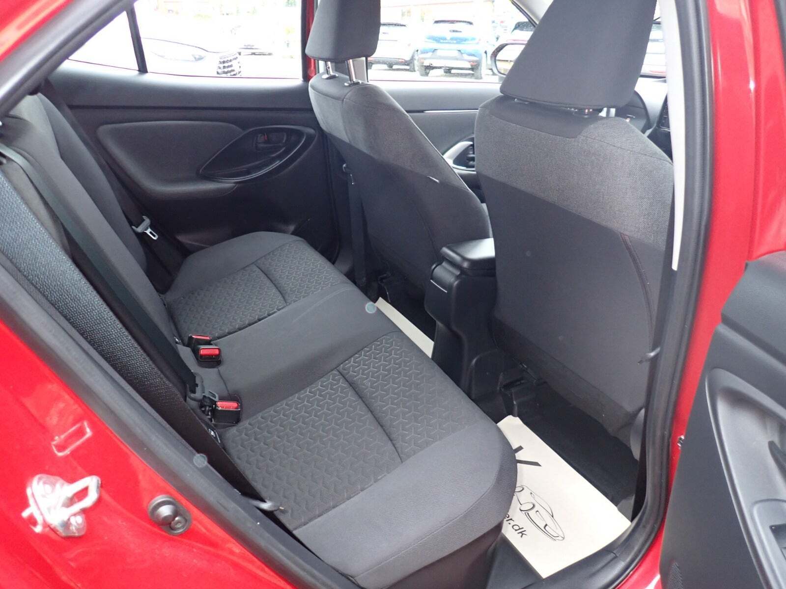 Rød Toyota Yaris Cross fra 2022 set indefra