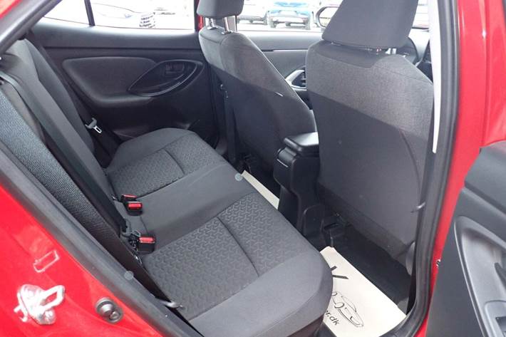 Rød Toyota Yaris Cross fra 2022 set indefra